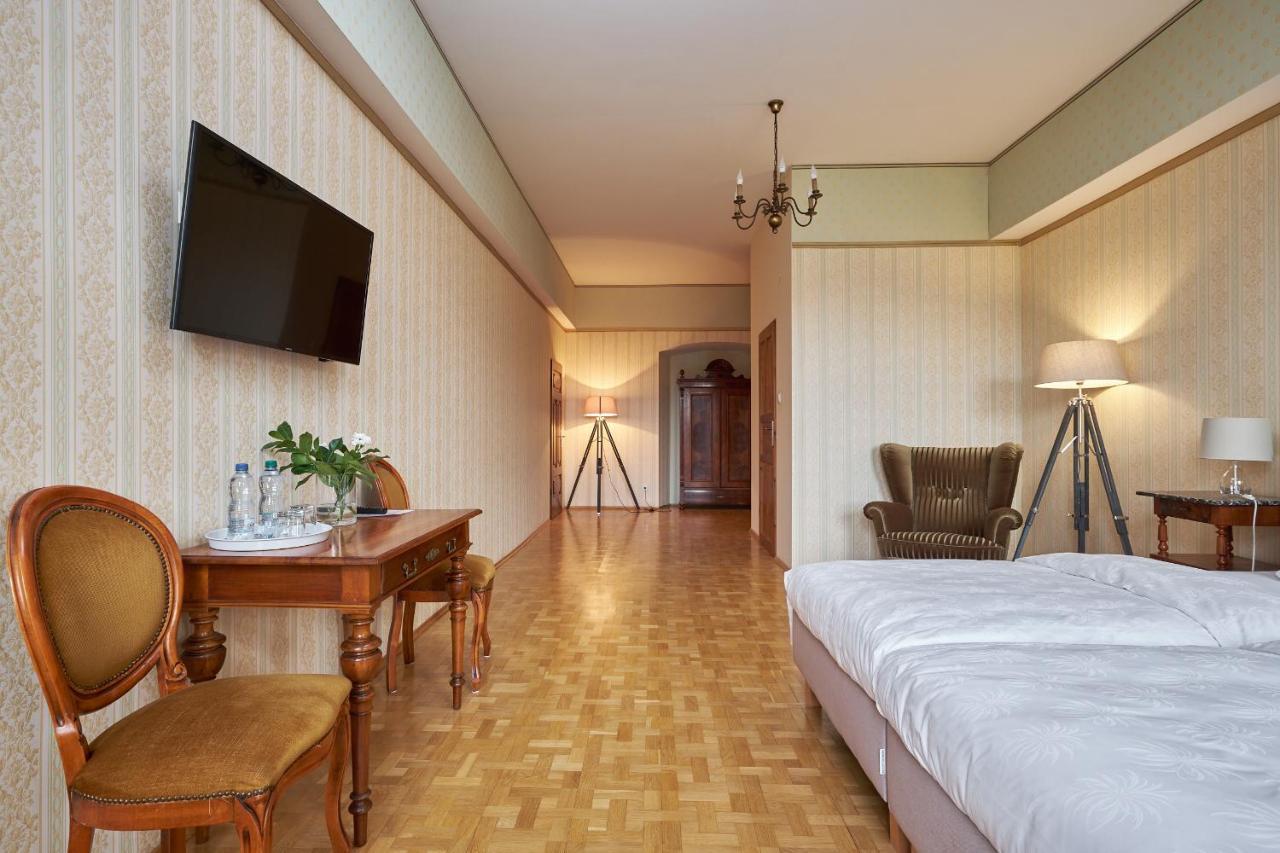 Boutique Palac Warmatowice Sienkiewiczowskie レグニツァ エクステリア 写真